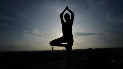Symbolbild: Mahesh Kumar A./AP/dpa
Es spricht nichts gegen Yoga im Freien. Man sollte die Übungen aber nicht nackt vor dem Haus einer Rivalin machen.