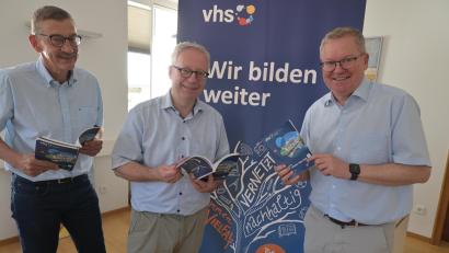 Bild: Simon Hauck, Stadt Amberg
Von links: Kulturamtsleiter Reiner Volkert, Kulturreferent Dr. Fabian Kern und OB Michael Cerny bei der Vorstellung des neuen Programmheftes der Volkshochschule Amberg.
