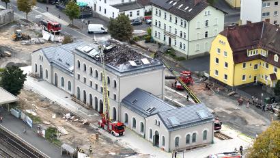 Bild: Feuerwehr Wiesau/Nico Tretter/exb
Die Löscharbeiten auf dem Dach des Bahnhofes in Wiesau waren nur Dank der Drehleitern möglich.