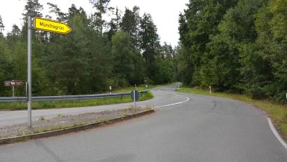Bild: jr
Die erlaubte Höchstgeschwindigkeit auf der Gemeindeverbindungsstraße von Themenreuth nach Münchsgrün wird von derzeit Tempo 100 auf Tempo 70 reduziert.