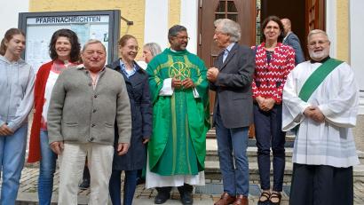 Bild: Michaela Schuller/exb
Nach dem ersten Gottesdienst mit dem neuen Pfarrer Jo Jovilla Kurian, genannt Pater Jo, in der Roggensteiner St.-Erhard-Kirche suchten viele Gläubige das Gespräch auf mit dem neuen Seelsorger. Auch Diakon Uli Wabra aus Oberviechtach (rechts) ist neu in der Pfarrei.
