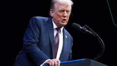 Bild: Evan Vucci/AP/dpa
Die US-Regierung bedauert den Ort des Angriffs.