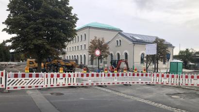 Bild: wro
Der Bahnhofplatz in Wiesau ist trotz des Brandes am Dienstag weiter Baustelle. Die Arbeiten sind Teil der (momentan eingestellten) Revitalisierungsmaßnahme für den künftigen Kulturbahnhof.