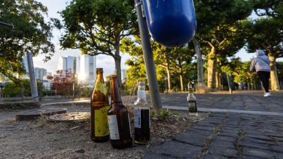 Bild: Hannes P. Albert/dpa
Leere Bier- und Limonadenflaschen gehören in Deutschland zunehmend zum Stadtbild. (Archivbild)