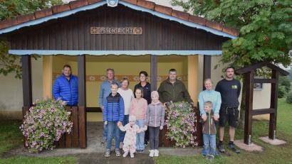Bild: no
Kinder und Helfer aus Pesensricht stehen vor dem renovierten Buswartehäuschen. Mit dabei Grundstücksbesitzer Gerhard Meyer (von links) und die Initiatoren Gerd und Monika Meyer. Daneben die Helfer Nikki Übler mit Bürgermeister Dieter Dehling, Andrea Prosch und Michael Fleghel.