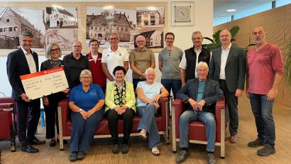 Bild: Sparkasse Vohenstrauß
Die Vertreter der Vereine, Organisationen und kirchlichen Institutionen in Vohenstrauß freuen sich über die Unterstützung der Vereinigte Sparkassen. Albert Bergmann, stellvertretendes Vorstandsmitglied (links), Monika Höllerer, stellvertretende Filialdirektorin (Zweite von links), Andreas Wutzlhofer, Bürgermeister der Stadt Vohenstrauß und Mitglied des Verwaltungsrates (Dritter von rechts) – Herbert Kuchlbauer, stellvertretendes Vorstandsmitglied (Zweiter von rechts).