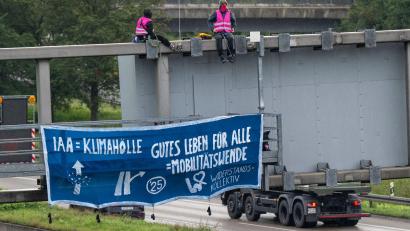 Bild: Peter Kneffel/dpa
Mit einer Straßenblockade auf der Autobahn A9 in München protestierten Umweltaktivisten im morgendlichen Berufsverkehr gegen die Internationale Automobil-Ausstellung (IAA).