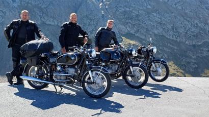 Bild: Jürgen Merold
Bei einem Halt genießen die drei befreundeten Biker (von links) Jürgen Merold, Sebastian Schmid und Tobias Fürtsch die atemberaubende Aussicht auf die Alpen.