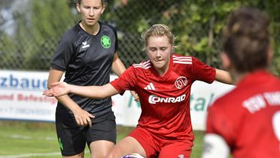 Archivbild: Hubert Ziegler
Matilda Lacher (rechts) vom TSV Theuern zieht im Mittelfeld die Fäden. Am Sonntag sind die Vilstalerinnen bei den Würzburger Kickers gefordert.
