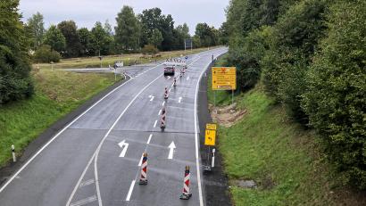Bild: lnz
Wegen Sanierungsarbeiten auf der Bundesstraße 299 zwischen Mitterteich und Waldsassen trat am 1. August eine Vollsperrung auf dem Abschnitt zwischen der Abzweigung auf Höhe Pechofen (Bild) und der Deponie Steinmühle in Kraft.