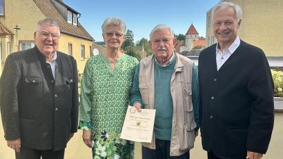 Bild: Stefanie Gradl
Die Glückwünsche zum 85. Geburtstag überbringen dem Jubilar Heinrich Deinzer (von rechts): Zweiter Bürgermeister Thorsten Grädler, Heinrich Deinzer, vom Schützenverein Vilseck Ingrid Schmer und Wolfgang Moll.