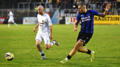 Archivbild: G. Büttner
Auswärts waren Jahri Sylejmani (rechts) und die SpVgg SV Weiden bisher erfolgreicher. Am Freitagabend beim Favoriten ATSV Erlangen kann das Team die Auswärtsstärke erneut unter Beweis stellen.
