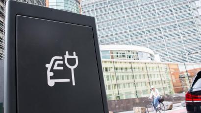 Bild: Alicia Windzio/dpa
Eine Studie sieht die europäische Autoindustrie auf gutem Weg zu mehr Elektromobilität und warnt vor den Auswirkungen durch Verzögerungen. (Archivbild)