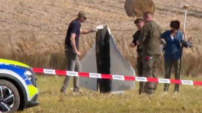 Bild: Rafal Niedzielski/AP/dpa
Bergung einer beschädigten Drohne in Polen. (Archivbild)