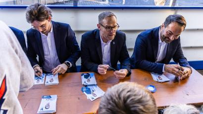 Bild: Tobias Neubert
Die Autogramme von Jürgen Rumrich (Mitte) waren beim Fanfest anlässlich der Feierlichkeiten rund um 40 Jahre EV Weiden ebenso begehrt wie die von Cheftrainer Sebastian Buchwieser (rechts) oder Athletiktrainer Simon Heidenreich.