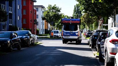 Bild: Britta Pedersen/dpa
Ein Lautsprecherwagen fährt durch ein Wohngebiet in Adlershof im Bezirk Treptow-Köpenick.