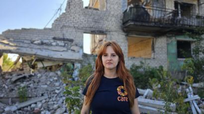 Bild: Care Deutschland/exb
Die Konnersreutherin Larissa Lindner war für Care Deutschland knapp zwei Wochen bei einem Hilfseinsatz in der Ukraine. Hier steht sie vor zerstörten Häusern in Isjum, einer Stadt mit 25.000 Einwohnern im Osten des Landes.