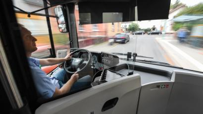 Symbolbild: Arne Dedert/dpa
Linien- oder Reisebus? Nicht in jedem Bus gelten die gleichen Sicherheitsvorschriften für Fahrgäste und das Unternehmen.