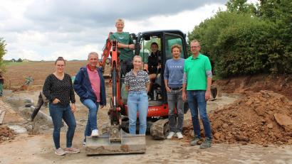 Bild: Heike Klober
Beim Baustellengespräch treffen sich die Akteure von Gemeindeverwaltung, Jugendparlament, Baufirma und Planungsbüro (von links): Lisa Grünbauer, Hermann Böhm, Paul Roidl, Regina Schatz, Timo Schwaiger, David Neidl und Wolfgang Braun.
