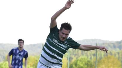 Bild: mhs
In dieser Saison kamen Maximilian Schießl (grün-weißes Trikot/Szene aus einem früheren Spiel) und seine Teamkollegen vom TSV Dieterskirchen schon einige Male ins Straucheln. Am Sonntag steigt das wichtige Heimspiel gegen den SV Diendorf.