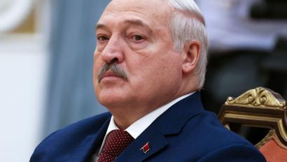 Bild: Mikhail Metzel/Sputnik Kremlin Pool via AP/dpa
Der belarussische Staatschef Lukaschenko hat 52 Polithäftlinge freigelassen und abgeschoben (Archivbild)