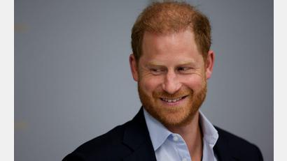 Bild: Suzanne Plunkett/PA Wire/dpa
Hat Prinz Harry wieder Grund zu lachen? Britische Medien spekulieren über eine sich abzeichnende Versöhnung mit seinem Vater König Charles.