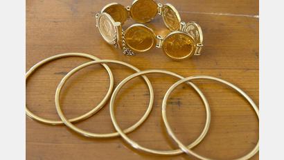 Bild: Hauptzollamt Ulm/dpa
Zollbeamte in Ulm haben massenweise Goldschmuck sichergestellt.