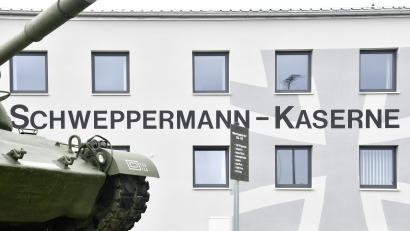 Archivbild: Petra Hartl
In der Schweppermann-Kaserne in Kümmersbruck will die Bundeswehr in den nächsten Jahren 135 Millionen investieren. Unter anderem will man auf dem eigenen Standortübungsplatz Freihöls einen Verkehrsübungsplatz bauen.