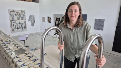 Bild: Lowak
Jasmin Schmidt hat ihr Atelier in einem ehemaligen Schwimmbecken eingerichtet. Um zu arbeiten, muss sie eine Leiter hinuntersteigen.