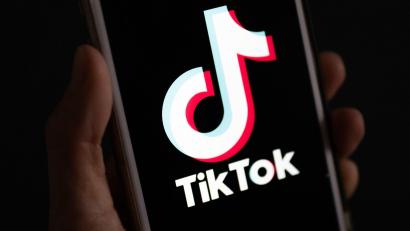Bild: Monika Skolimowska/dpa
Ein TikTok-Video aus Weiden zeigt eine Verfolgungsfahrt von einem Polizeiauto und einem Kraftradfahrer.