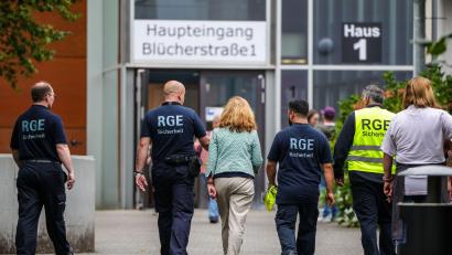 Bild: Christoph Reichwein/dpa
Gegen den festgenommenen 17-Jährigen gibt es nach dem Angriff in einem Berufskolleg noch weitere Verdachtspunkte. (Archivbild)