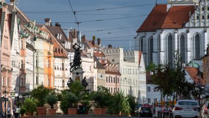 Bild: Stefan Puchner/dpa
Die Maximilianstraße ist die bekannteste Feiermeile Augsburgs. Hier soll es zu einer homophoben Gewalttat gekommen sein. (Archivbild)