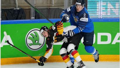 Bild: Roman Koksarov/dpa
Ville Pokka (rechts), 2022 Olympiasieger mit Finnland, soll die Abwehr des EHC München verstärken. (Archivbild)