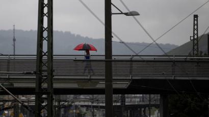 Bild: Marijan Murat/dpa
Auch in den kommenden Tagen sollte man die Regenjacke oder den Regenschirm griffbereit haben.