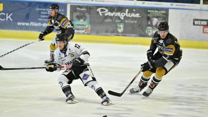 Bild: Hubert Ziegler
Tom Berlin (rechts) bei einem ersten Spiel für den ERSC Amberg am vergangenen Sonntag gegen die Passau Black Hawks. Auch sein Zwillingsbruder Tim gab sein Debüt im ERSC-Dress.