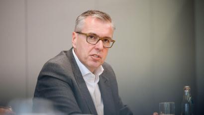 Bild: Oliver Dietze/dpa
ZF-Chef Klein geht zum Monatsende. (Archivbild)
