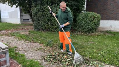 Bild: Ilias-Maurice Ziergiebel
Pflegearbeiten, wie Laub rechen, zählen zu den alltäglichen Aufgaben von Markus Braun. Er arbeitet seit dem Ende seiner Ausbildung im Pflegetrupp der Stadtgärtnerei Weiden.
