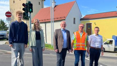 Bild:  Andreas Hofmeister, Stadt Schwandorf
Oberbürgermeister Andreas Feller (Mitte) nahm die neue Fußgängerampel mit Gerhard Grabinger (Zweiter von rechts, Tiefbau), Stefan Schamberger (links, Leiter Amt für Öffentliche Sicherheit, Ordnung und Personal) sowie Florian Pitschat (Auszubildender) und Helena Fischer (Praktikantin) in Betrieb.