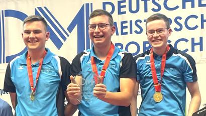 Bild: Dieter Beer
Die Deutschen Mannschaftsmeister der SG Stiftland in der Disziplin Luftgewehr Junioren mit den Schützen (von links) Jonas Hüttner (Burglengenfeld), Florian Beer (Linda Mähring) und Luka Preisinger (Burgschützen Flossenbürg).