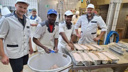 Bild: bl
Juniorchef Vinzenz Paulus (links) und sein Vater Josef Paulus (rechts) setzen in Sachen Personal auf internationale Verstärkung. Komi Amedjonkou (Zweiter von links) und sein Kollege Ekue Kuevidjen (Dritter von links) kommen aus Togo, um hier das Metzger-Handwerk zu erlernen.