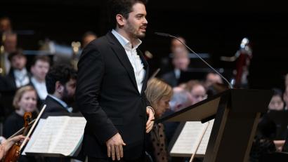 Bild: Sven Hoppe/dpa
Lahav Shani wurde von einem Festival in Belgien ausgeladen (Archivbild).