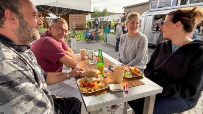 Bild: Petra Hartl
Ungezwungen zusammensitzen, Burger und Currywurst genießen: Das Alleinstellungsmerkmal von Rötzers Biergarten ist der silberne US-Streetliner im Hintergrund, der zum Burgergrill umgebaut wurde und US-Flair verströmt.