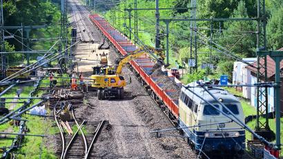 Bild: Sebastian Gollnow/dpa
Derzeit wird die Strecke Hamburg-Berlin generalsaniert. Dafür veranschlagt sind neun Monate - inklusive der Inbetriebnahme elektronischer Stellwerke. (Archivbild)