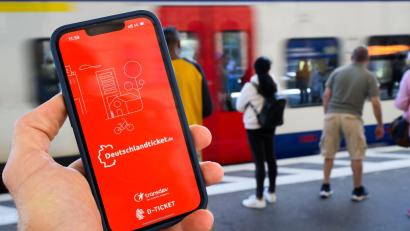 Bild: Julian Stratenschulte/dpa
Wer trägt die absehbaren Kostensteigerungen beim Deutschlandticket - Bund oder Länder? Bisher ist noch keine Lösung absehbar. (Symbolbild)