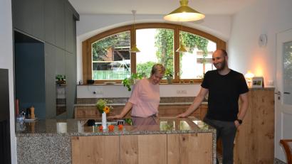 Bild: Thorsten Schreiber
Peter Stahl-Grüneich und seine Ehefrau Kristin in der Küche, die einmal eine Durchfahrt zu einem Stall war. Heute ist das der größte Raum des Hauses.