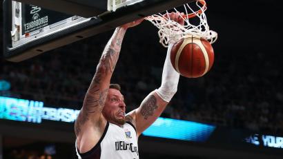 Bild: Matthias Stickel/dpa
Daniel Theis und den deutschen Basketballern fehlen noch zwei Siege zum EM-Titel.