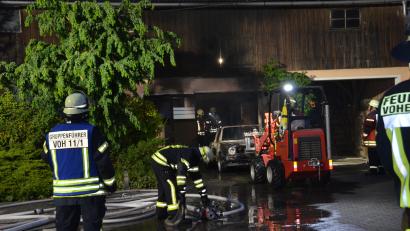 Bild: dob
Mit schwerem Atemschutz rückten die Einsatzkräfte der Feuerwehr vor, um das verbrannte Fahrzeug aus der Garage zu ziehen.