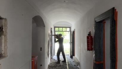 Bild: ge
Die Bauarbeiten im Bauabschnitt 3 sind angelaufen - es staubt mächtig in den Gemäuern.