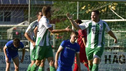 Bild: mhs
Wernbergs Trainer Bastian Lobinger (rechts) gratuliert Christoph Lindner zu einem Treffer (gegen die SpVgg SV Weiden II). Am Freitagabend wollen beide auch im Spiel gegen Spitzenreiter SV Hahnbach jubeln.
