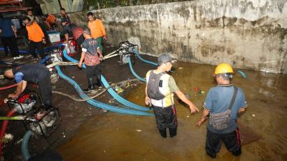Bild: Uncredited/National Disaster Management Agency/dpa
Viele Straßen in der Hauptstadt Denpasar wurden überschwemmt.